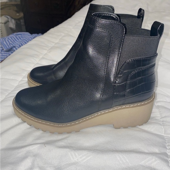 Dolce vita boots worn a couple of time. Still looks great - Picture 1 of 4